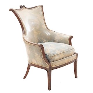 Sillón. Siglo XX. En talla de madera. Con respaldo cerrado y asiento con cojín en tapicería floral con recubrimiento sintético.