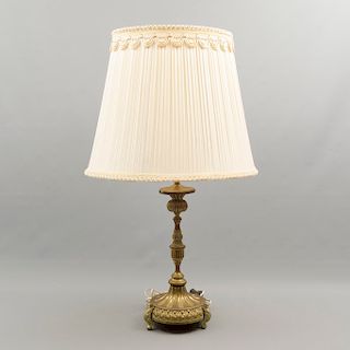 Lámpara de mesa. Siglo XX. Elaborada en metal dorado. Electrificada para 2 luces. Con pantalla de tela color beige. 83 x 46 cm. Ø
