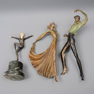 Lote de 2 esculturas. Después de Demetre Haralanmb Chiparus. Pareja de bailarines y Bailarina. Firmados. En bronce y resina.