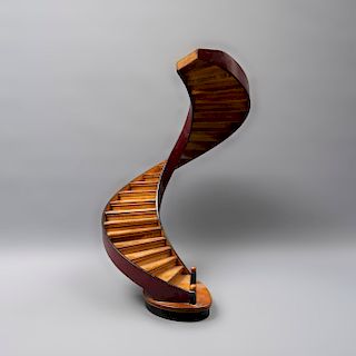 Modelo arquitectónico de escalera. Marca Architectural Models. Nueva Zelanda. Siglo XX. En talla de madera. 32.5 x 31 x 49 cm.