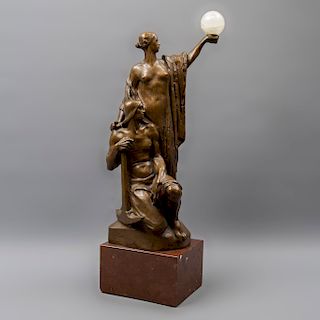 Firmada Saloun. Hombre y dama con esfera. Elaborada en metal dorado y alabastro. Con base. 38 x 28 x 23 cm.