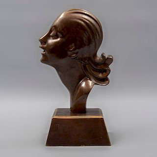 Anónimo. Cabeza de mujer. Siglo XX. Elaborada en metal. Con base. 18 x 13 x 3 cm.