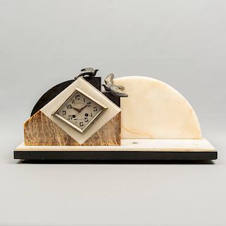 Reloj de chimenea. Francia. SXX. Diseño geométrico. Elaborado en ónix y metal. Marca J. Lassalle. Mecanismo de cuerda. 28 x 59 x 12 cm.