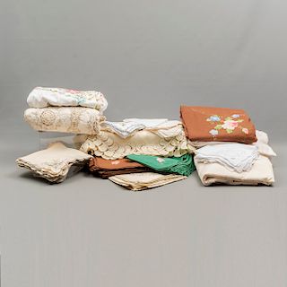 Lote de manteles y servilletas. México. Siglo XX. Elaborados en diferentes tipos de tela. Consta de: 6 manteles y 60 servilletas.
