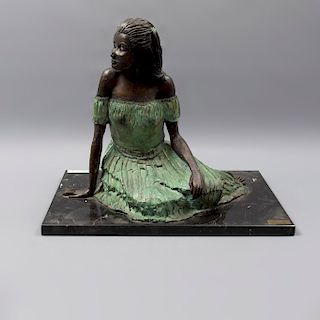 J. Terminell. Dama sentada. Firmada y fechada '88. Fundición en bronce I/IX. Con base de mármol negro jaspeado. 36 x 36 x 25 cm.