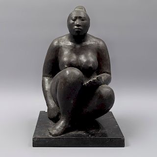 Jorge Luis Cuevas. Mujer indígena. Firmada y fechada '77. Fundición en bronce X/VX. Con base de mármol negro jaspeado. 30 x 18 x 20 cm.