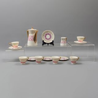 Juego de té. China. Siglo XX. Elaborado en porcelana Royal. Consta de: tetera, cremera y 6 ternos. Total de piezas: 14.