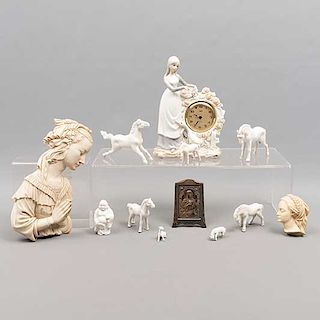 Lote mixto de 12 piezas. Diferentes orígenes y materiales. SXX. Consta de: reloj de mesa, 7 figuras decorativas de caballos, otros.