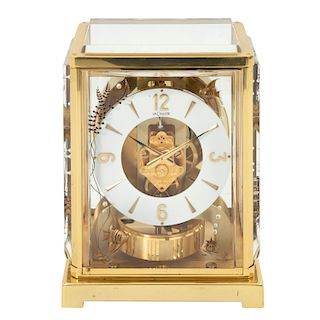 Reloj de mesa ATMOS. Suiza, Ca. 1970. De la firma JAEGER-LECOULTRE, modelo "Marina". Estructura de metal dorado.