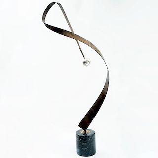 Curtis Jeré. Escultura elaborada en lámina moldeada de bronce. Diseño de lazo con punta en acero. Base de mármol veteado negro.