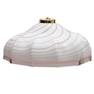 Lámpara de techo. Italia, años 60. Elaborada en cristal de Murano blanco, acabado remolino con bordes rosas. Diseño dodecagonal.