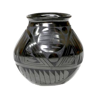 Mata Ortiz black jar