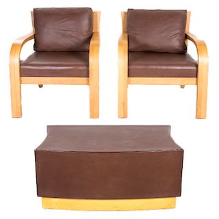 Par de sillones y mesa de centro. SXX. En talla de madera. Con tapicer’a de vinipiel color marr—n. 46 x 100 x 70 cm. (mesa)