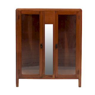 Vitrina. Siglo XX. En talla de madera. Con 2 puertas abatibles de cristal, espejo de luna rectangular biselada. 120 x 100 x 39 cm.