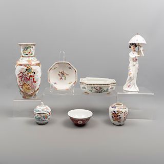 Lote de 7 piezas. China y MŽxico. SXX. En porcelana, una de Cuernavaca. Consta de: geisha con paraguas, taz—n, 2 jarrones, otros.