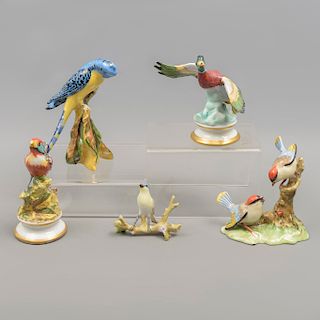 Lote de 5 figuras decorativas de aves. Siglo XX. Elaboradas en porcelana. Acabado brillante y mate. 15 x 7 17 cm. (mayor)