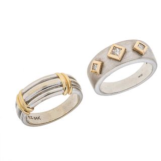 Dos anillos con diamantes en oro blanco de 14k. 3 diamantes corte princesa 0.12ct. Tallas: Anillos 6 1/2 y 7. Peso: 12.5 g.