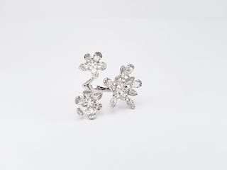 18K White Gold Diamond Floral Pattern Ring
