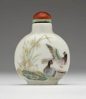 A Chinese porcelain famille rose snuff bottle