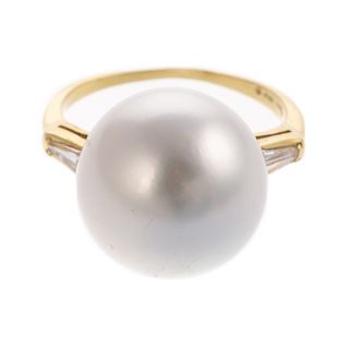 A Ladies South Sea Pearl & Diamond Ring in 18K