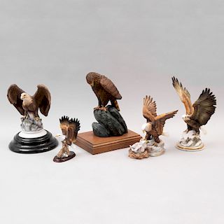 Lote de águilas decorativas. Italia, Japón, otros, siglo XX. Una elaborada en porcelana Capodimonte, Lefton y pasta policromada. Pz: 5