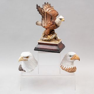 Figura y laterales de águilas calvas. Elaboradas en porcelana Maruru y Norleans acabado gress. Piezas: 3