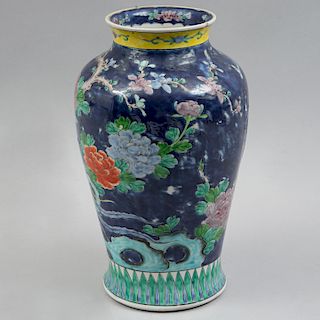 Jarrón. China, siglo XX. Elaborado en cerámica vidriada con policromía. Estilo Dinastía Ming. Decorado con aves. 36 cm de altura.