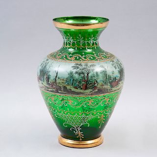 Jarrón. Siglo XX. Diseño abombado. Elaborado en cristal verde de bohemia con cenefa de escenas costumbristas y motivos orgánicos.