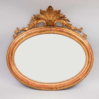 Espejo. Siglo XX. Estilo Luis XVI. Diseño oval. Estructura de madera con estuco en esmalte dorado. Decorado con molduras orgánicas.