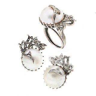 Anillo y par de aretes con medias perlas y diamantes en plata paladio. 3 medias perlas cultivadas color gris de 16 mm. 38 diaman...