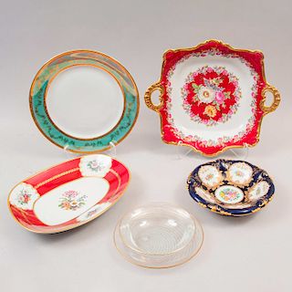 Lote de platos decorativos. Alemania, siglo XX. Unos elaborados en porcelana Rudolph Wachter Bavaria, Hutschenreuther y vidrio. Pz: 6