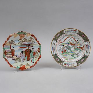 Lote de platos decorativos. China, mediados de los '50. Elaborado en porcelana china con policromía. Piezas: 2