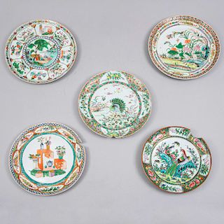 Lote de platos decorativos. China, inicios y mediados del siglo XX. Estilo Compañia de las Indias y Familia Rosa. Piezas: 5