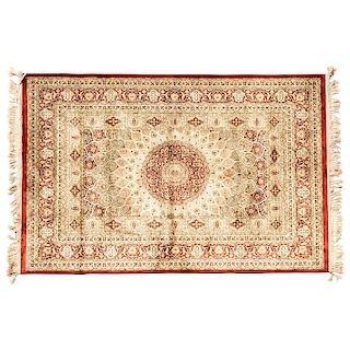 Tapete. Persia, siglo XX. Estilo Mashad. Elaborado en fibras de lana y ensedado. Decorado con motivos orgánicos.120 x 196 cm