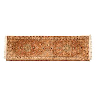 Tapete de pasillo. Siglo XX. Estilo Mashad. Elaborado en fibras de lana y algodón. Decorado con motivos orgánicos. 80 x 255 cm