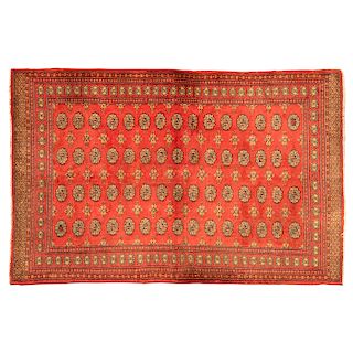 Tapete. Pakistán, siglo XX. Estilo Bokhara. Elaborada en fibras de lana y algodón. Decorado con motivos romboidales.147 x 227 cm