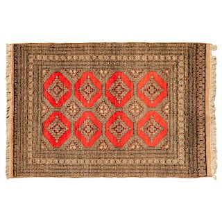 Tapete. Pakistán, siglo XX. Estilo Bokhara. Elaborado en fibras de lana y algodón. Decorado con motivos geométricos.126 x 185 cm