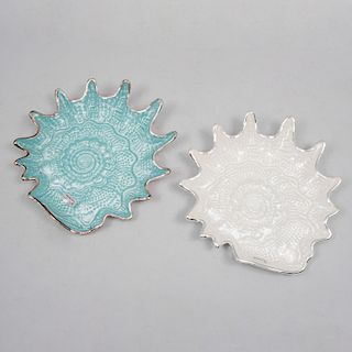 Par de depósitos. México, siglo XX. Diseño de nautilius. Elaborados en cristal con baño de plata y esmalte. Piezas: 2