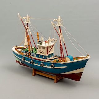Barco pesquero. Siglo XX. Diseño a escala. En talla de madera policromada. Con base de madera y 2 mastiles. 34 x 14 x 56 cm.