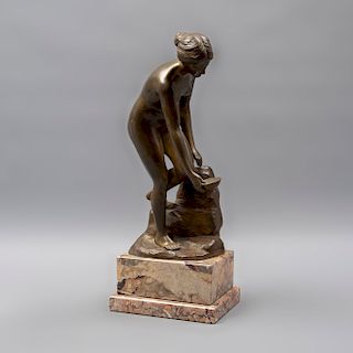 Rudolfic. Mujer con cuenco. Fundición en bronce. Con base de mármol jaspeado. 26 x 13 x 11 cm.