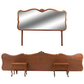 Lote de 4 piezas. Siglo XX. En talla de madera. Consta de: Cabecera king size, par de burós y espejo. 152 x 200 x 7 cm.
