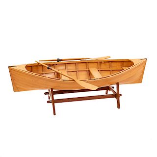 Mesa de centro. Siglo XX. Diseño a manera de canoa. En talla de madera. Con cubierta de cristal, remos y base. 30 x 151 x 58 cm.