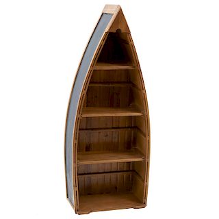 Librero. Siglo XX. En talla de madera. Diseño a manera de bote. Con 3 entrepaños. 129 x 50 x 26 cm.