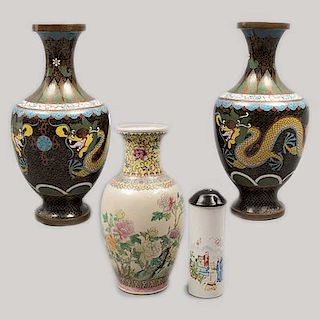 Lote de 3 jarrones y depósito. China. Siglo XX. Elaborados en porcelana, cerámica y cloisonné. 37 x 18 cm. Ø (mayor)
