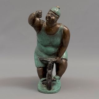 Bruno Luna. Mujer en bicicleta. Firmada en la base. Fundición en bronce XVIII/XX. 24 x 12 x 19 cm.