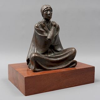 Firma sin identificar. Mujer sentada. Firmada H y fechada '85. Fundición en bronce III/XV. Con base de madera tallada. 16 x 13 x 9 cm.