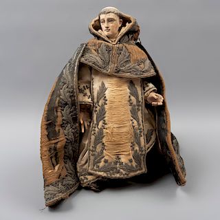 Santo Domingo de Guzmán. SXX. En madera policromada. Con ojos de vidrio, vestido con capa, casulla sacerdotal y zapatos. 32 x 52 x 7 cm
