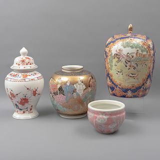 Lote de 4 piezas. China y Japón. Siglo XX. Elaborados en porcelana, uno Hakusai y otro YT. Consta de: pecera, jarrón y 2 tibores.