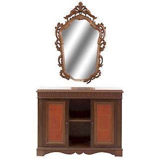 Cómoda con espejo. SXX. En madera y resina dorada. Cómoda con 2 puertas abatibles y espejo de luna irregular. 88 x 114 x 32 cm.
