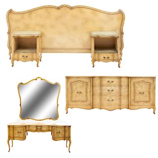 Recámara. Siglo XX. Estilo Luis XV. En madera dorada. Consta de: Cabecera Queen Size, par de burós, tocador con espejo y cómoda.